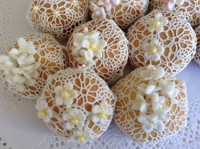 doces finos e mini bolos com renda de acucar